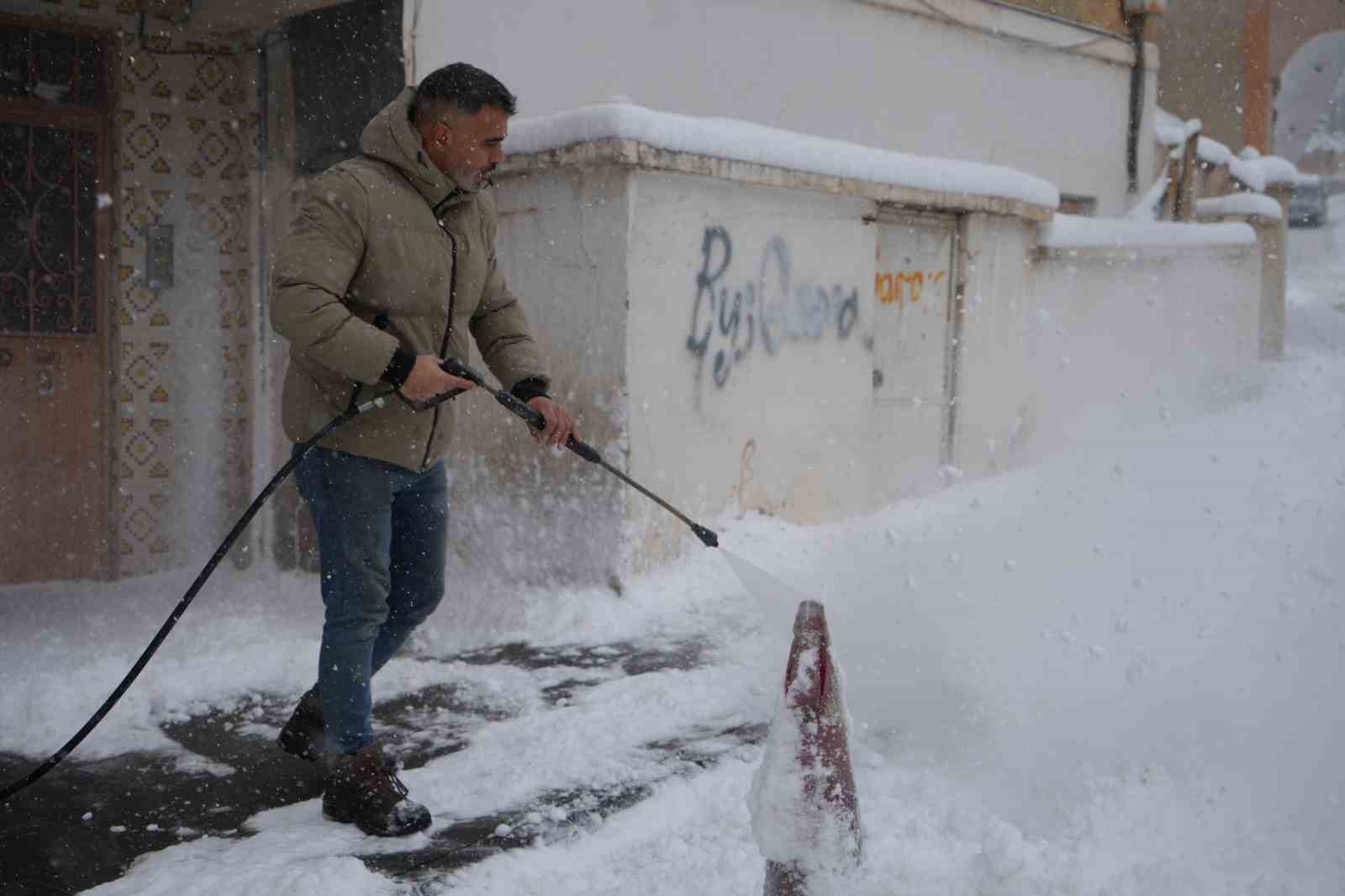 Bayburtlu esnaftan karla mücadeleye pratik çözüm: Karı yüksek basınçlı suyla temizledi
Bayburtlu esnaftan karla mücadeleye pratik çözüm: Karı yüksek basınçlı suyla temizledi