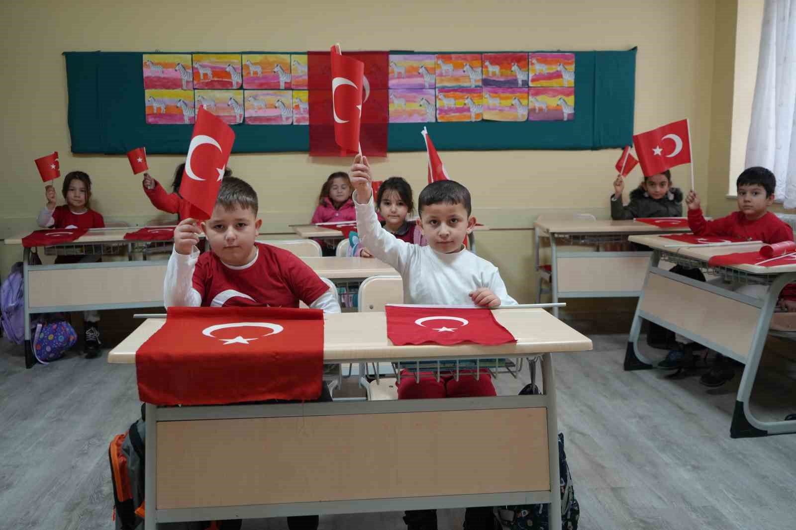 Bayburt’ta 14 bin 319 öğrenci ‘Bayrak Sevgisi’ temasıyla ikinci döneme başladı
