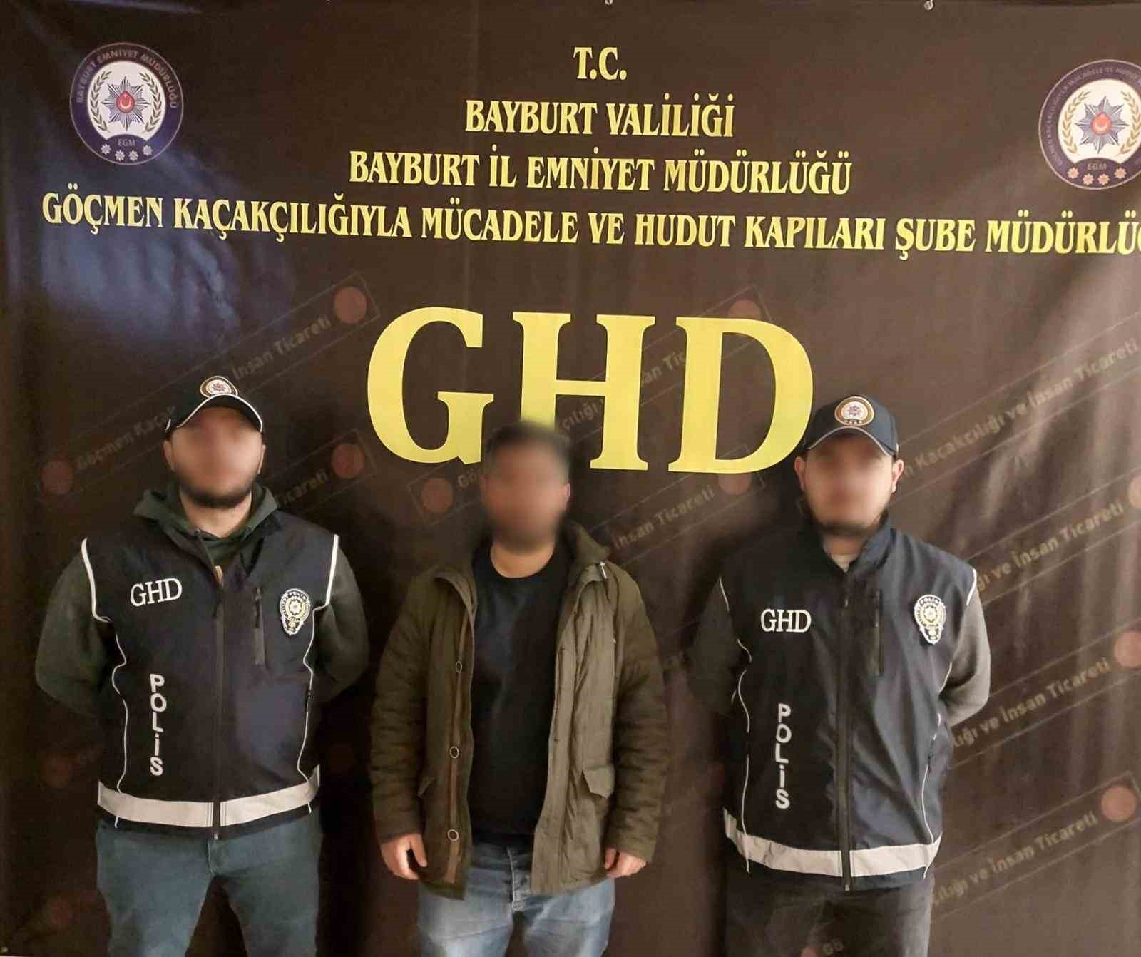 Bayburt’ta 8 düzensiz göçmen yakalandı
Bayburt’ta 8 düzensiz göçmen yakalandı