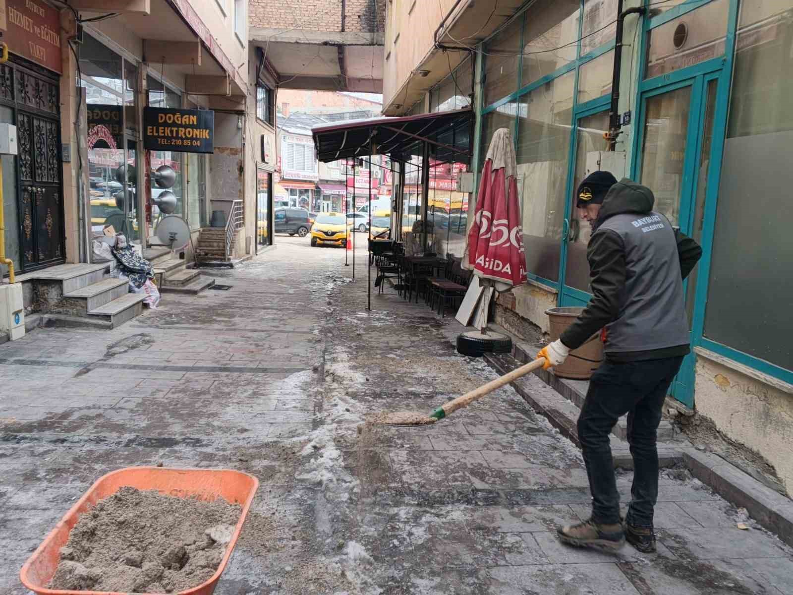 Bayburt’ta buz sarkıtları temizleniyor
