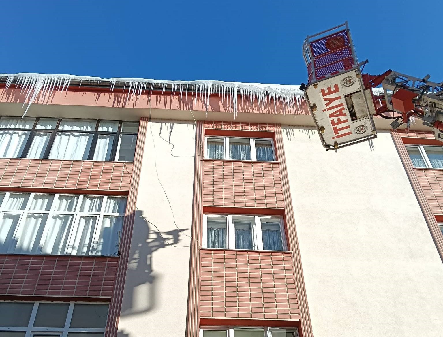 Bayburt’ta buz sarkıtları temizleniyor
