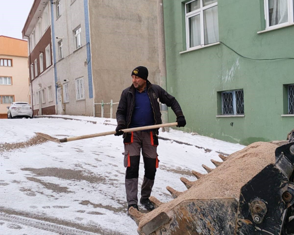 Bayburt’ta buzlu yollara tuz seriliyor
