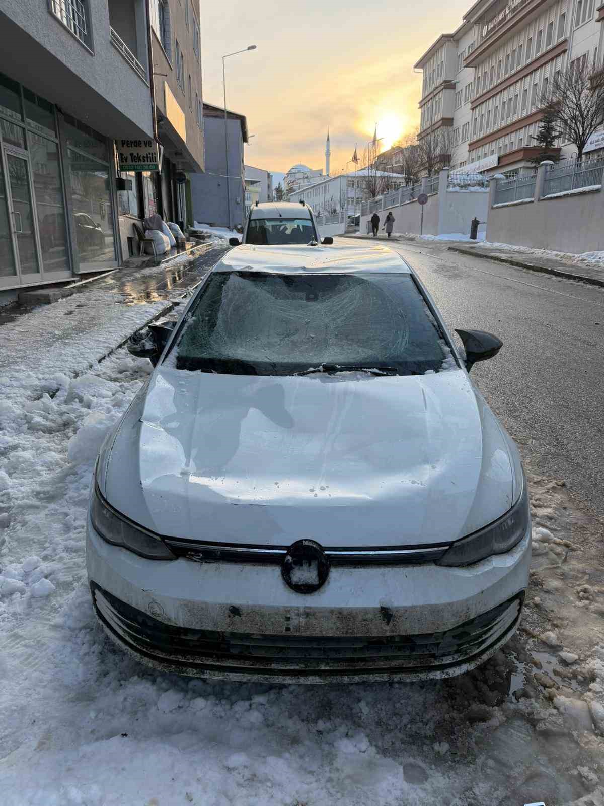 Bayburt’ta çatıdan düşen kar kütleleri park halindeki 2 araca zarar verdi: Bir otomobil hurdaya döndü
