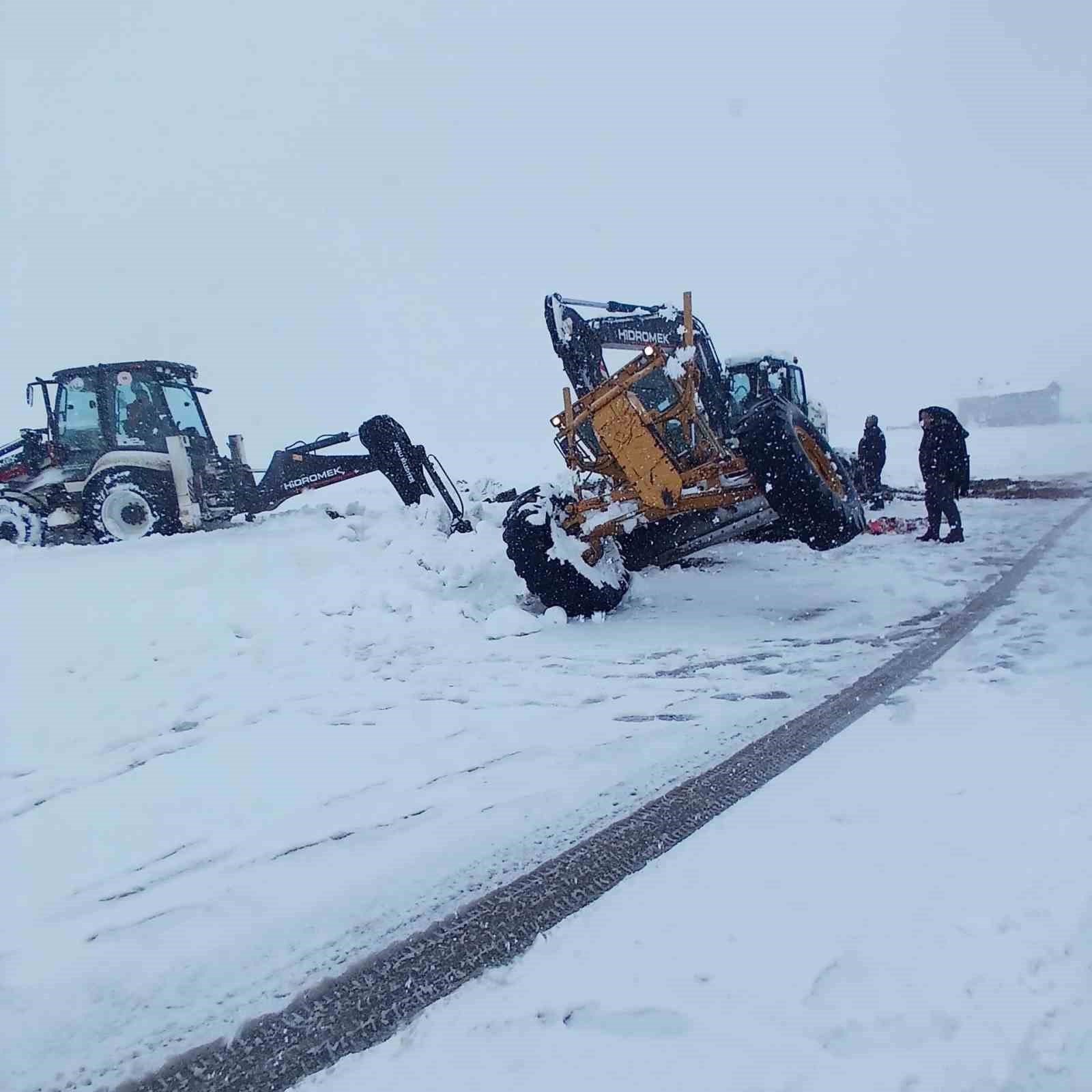 Bayburt’ta fırtına ve kar nedeniyle yolda kalan taksi ekiplerce kurtarıldı
