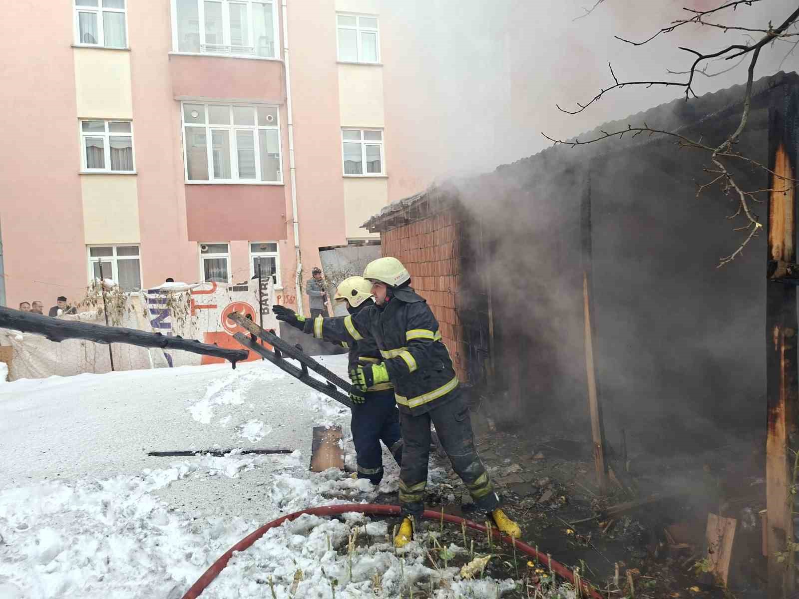 Bayburt’ta garaj ve depo olarak kullanılan alanda çıkan yangın söndürüldü

