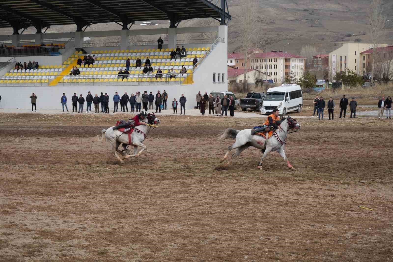 Bayburt’ta gelenek bozulmadı: Ramazan Bayramı ata sporu ciritle uğurlandı
Bayburt’ta gelenek bozulmadı: Ramazan Bayramı ata sporu ciritle uğurlandı