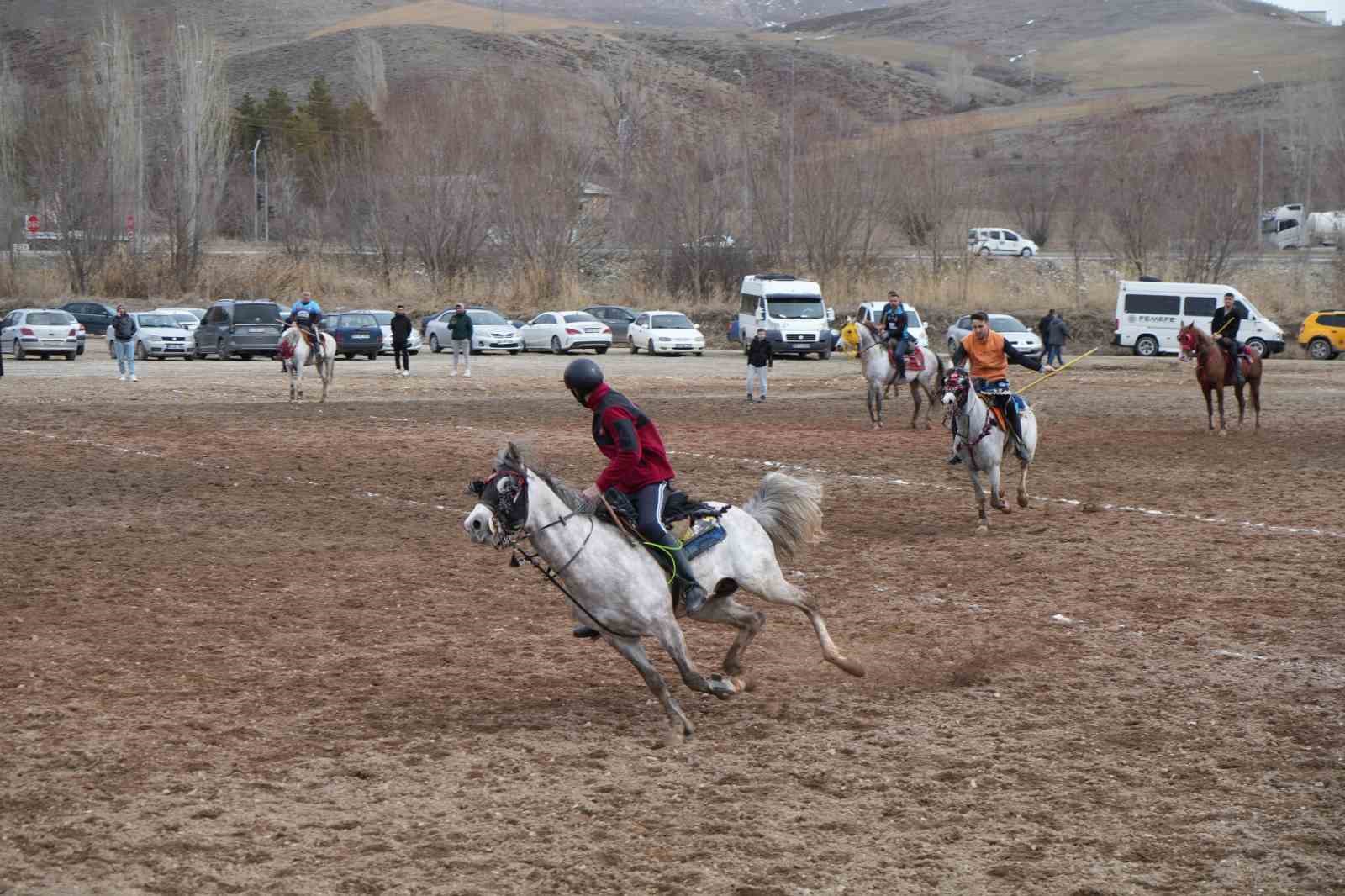 Bayburt’ta gelenek bozulmadı: Ramazan Bayramı ata sporu ciritle uğurlandı
Bayburt’ta gelenek bozulmadı: Ramazan Bayramı ata sporu ciritle uğurlandı