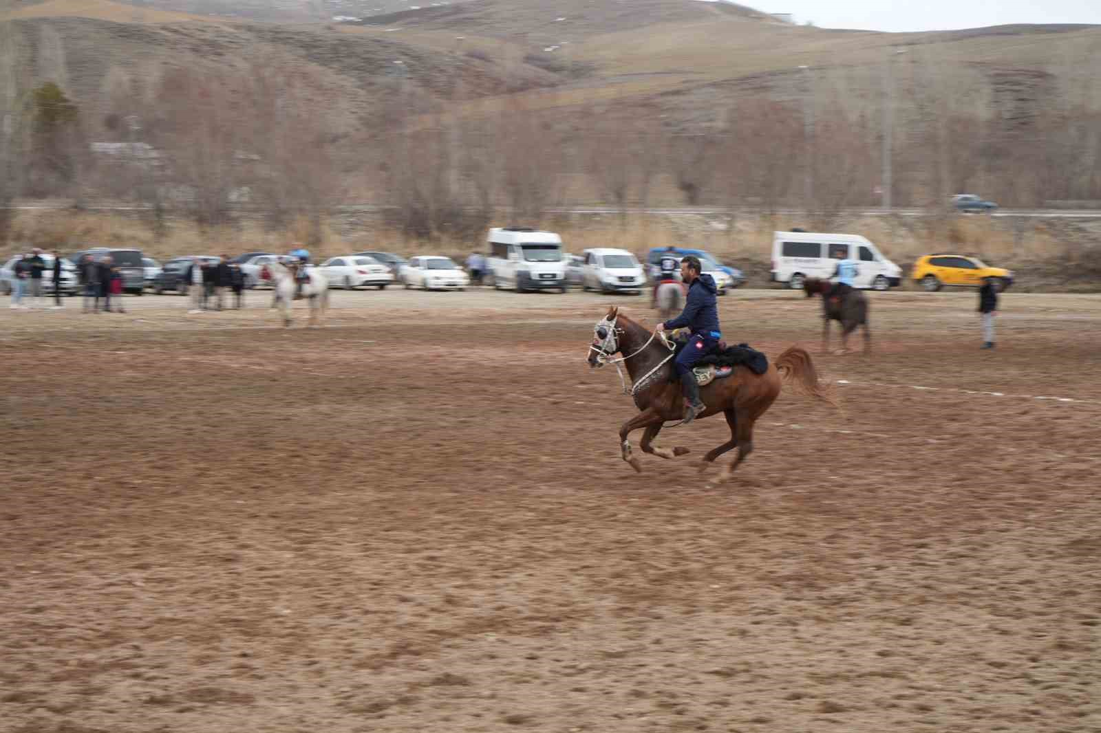 Bayburt’ta gelenek bozulmadı: Ramazan Bayramı ata sporu ciritle uğurlandı
Bayburt’ta gelenek bozulmadı: Ramazan Bayramı ata sporu ciritle uğurlandı