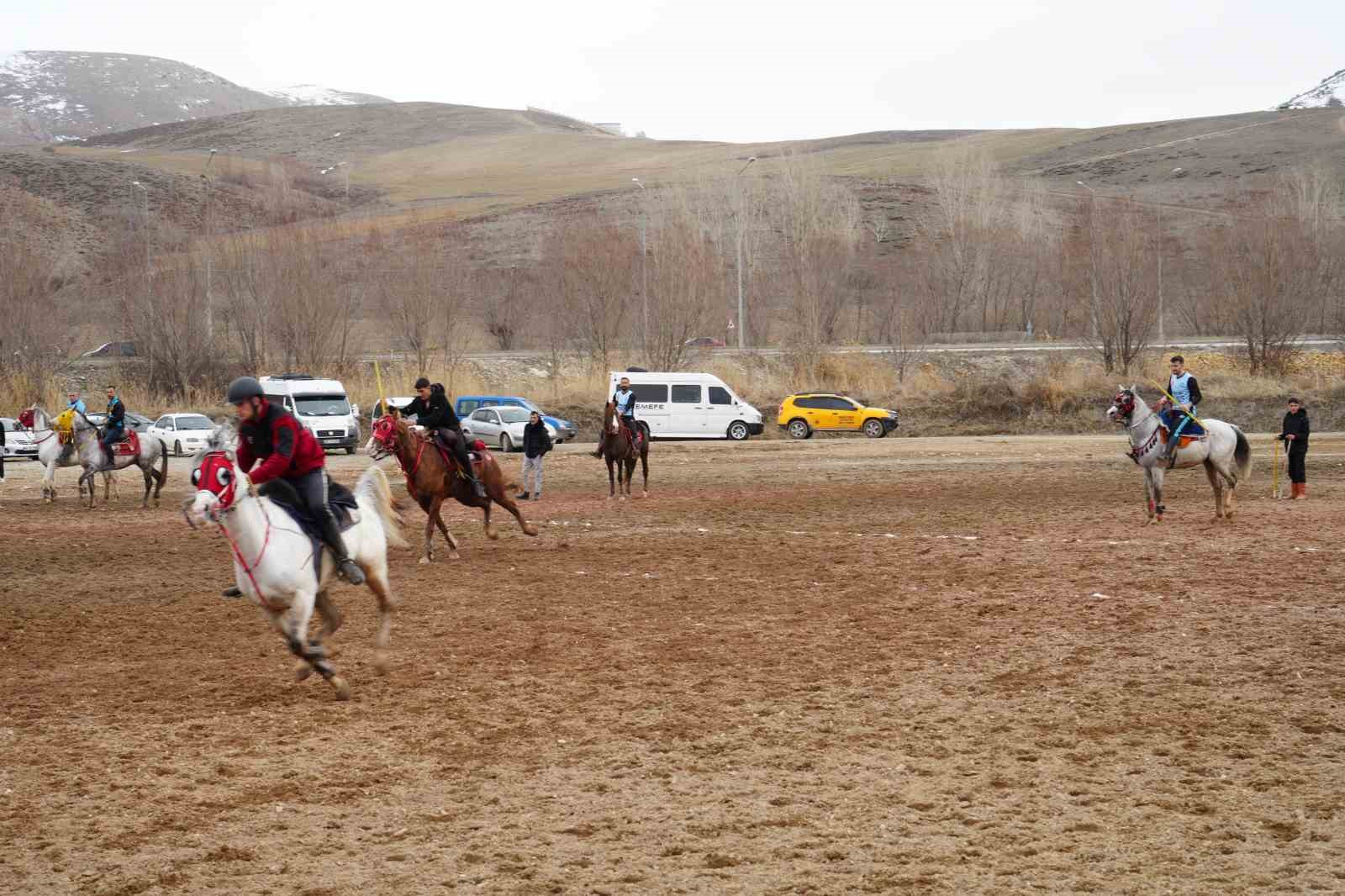 Bayburt’ta gelenek bozulmadı: Ramazan Bayramı ata sporu ciritle uğurlandı
Bayburt’ta gelenek bozulmadı: Ramazan Bayramı ata sporu ciritle uğurlandı