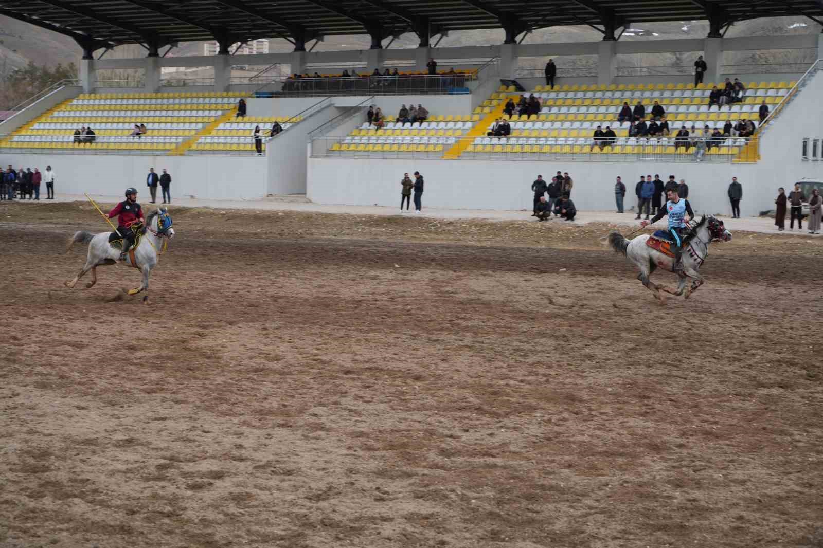 Bayburt’ta gelenek bozulmadı: Ramazan Bayramı ata sporu ciritle uğurlandı
Bayburt’ta gelenek bozulmadı: Ramazan Bayramı ata sporu ciritle uğurlandı