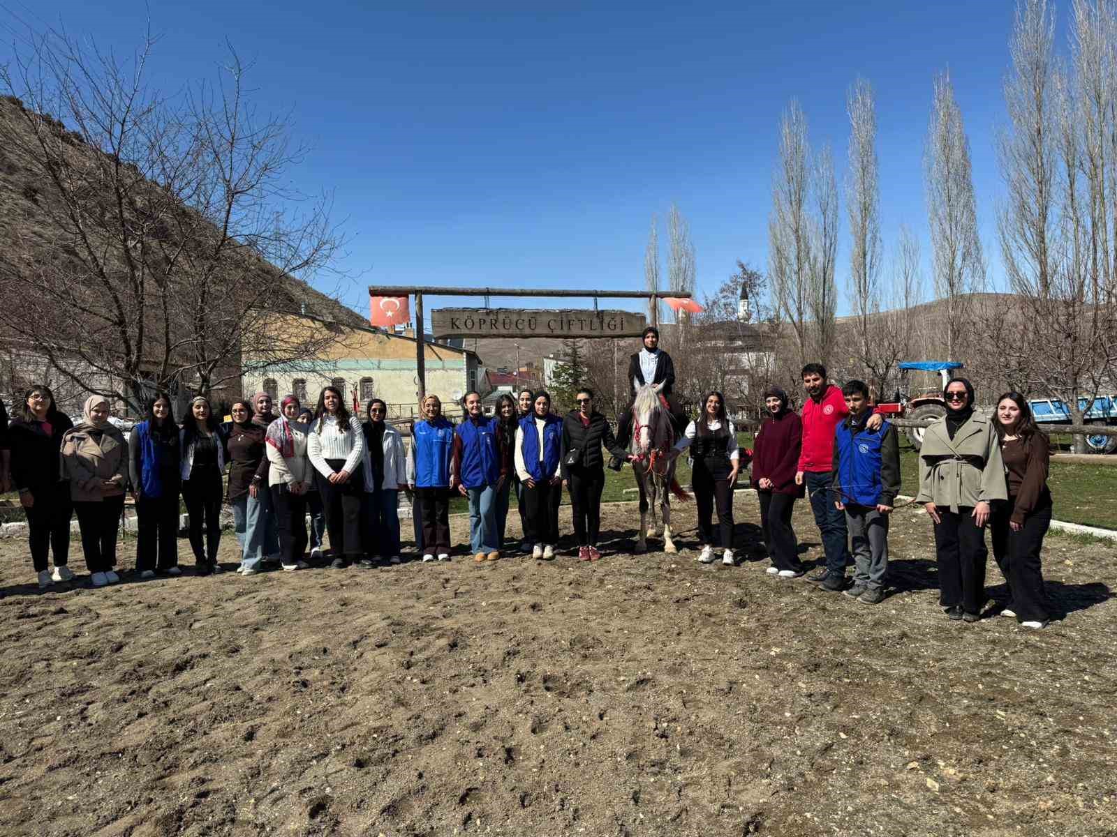 Bayburt’ta gençler çiftlikte ekranlardan uzak bir gün geçirdi
