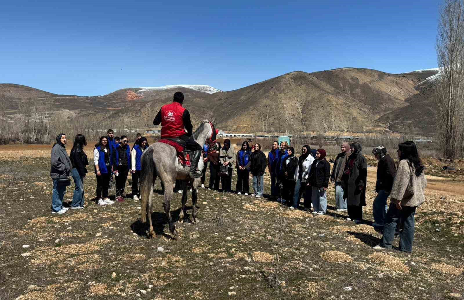 Bayburt’ta gençler çiftlikte ekranlardan uzak bir gün geçirdi
