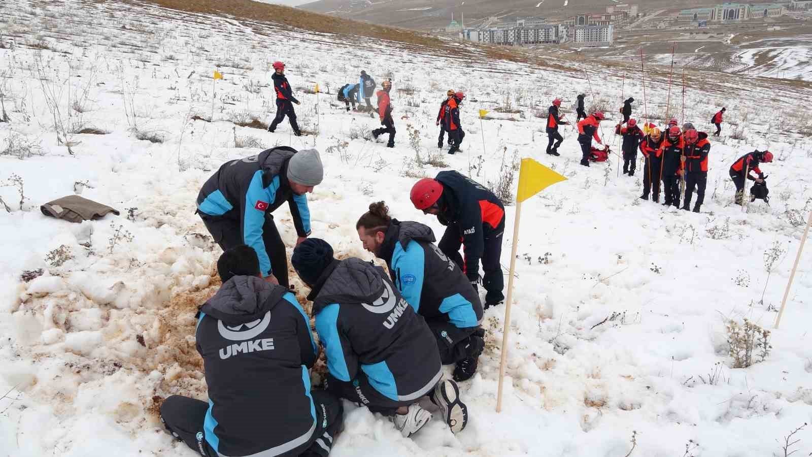 Bayburt’ta gerçeği aratmayan tatbikat: 3 kişi çığ altından çıkarıldı
