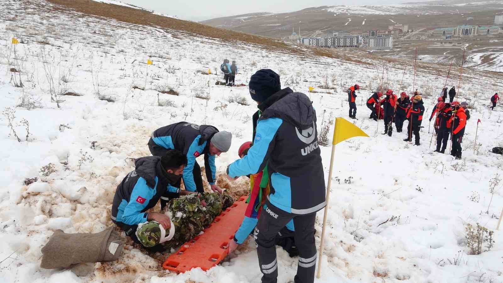 Bayburt’ta gerçeği aratmayan tatbikat: 3 kişi çığ altından çıkarıldı
