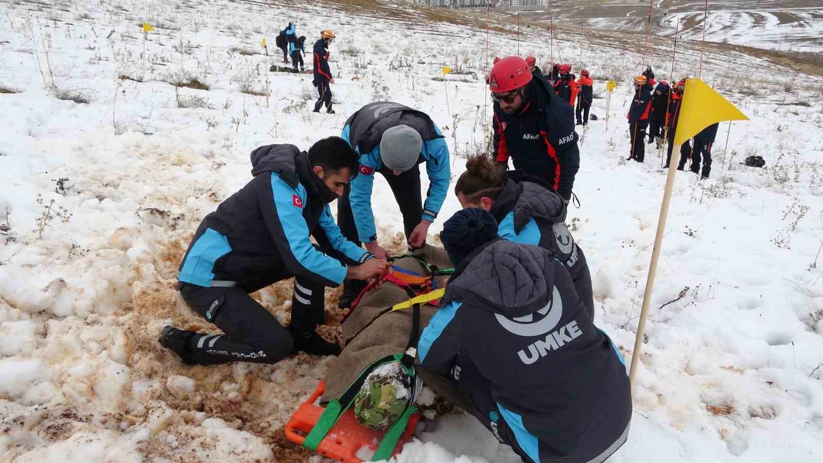 Bayburt’ta gerçeği aratmayan tatbikat: 3 kişi çığ altından çıkarıldı
