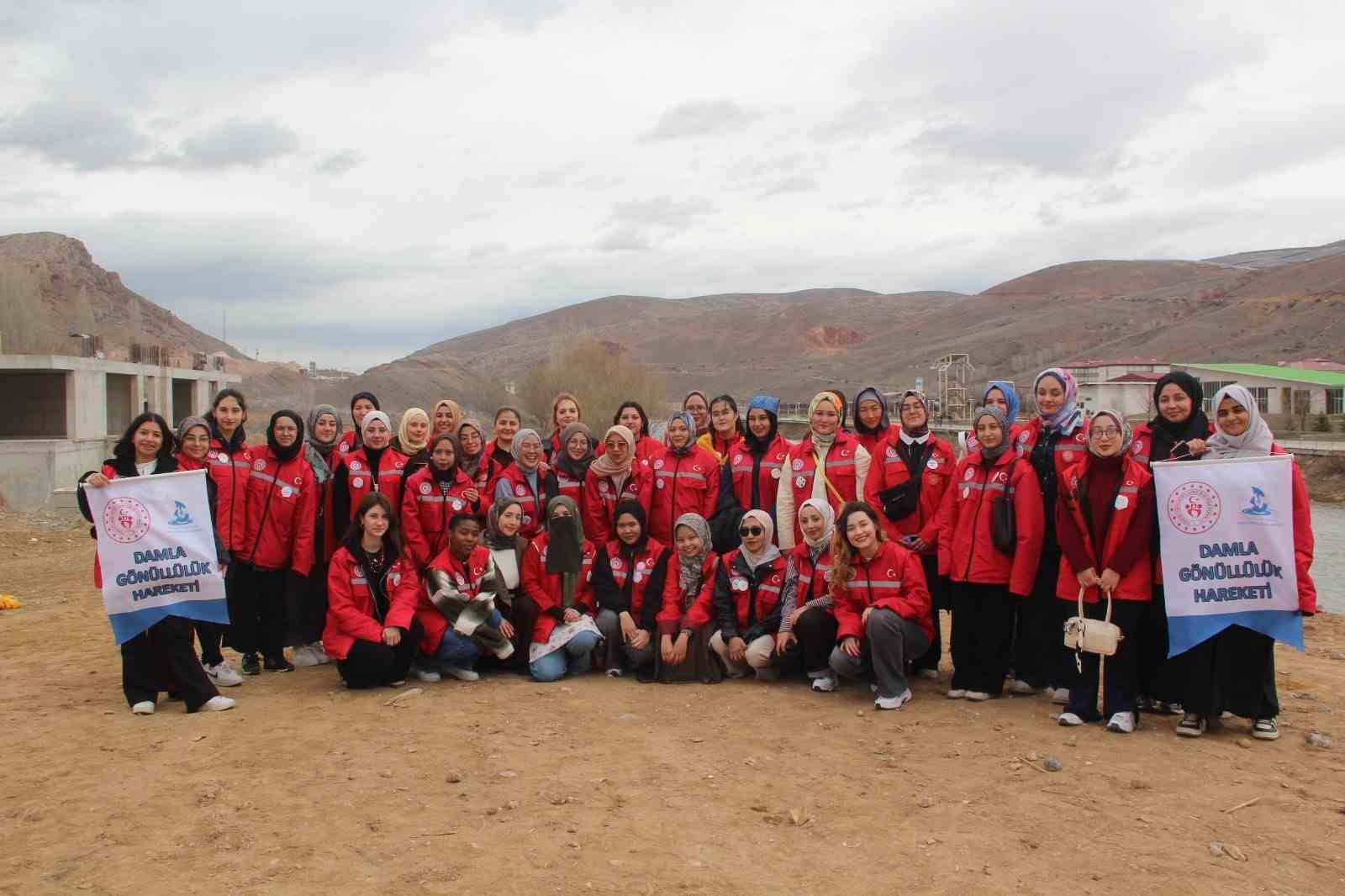 Bayburt’ta gönüllü gençler tarih ve doğayla buluştu
