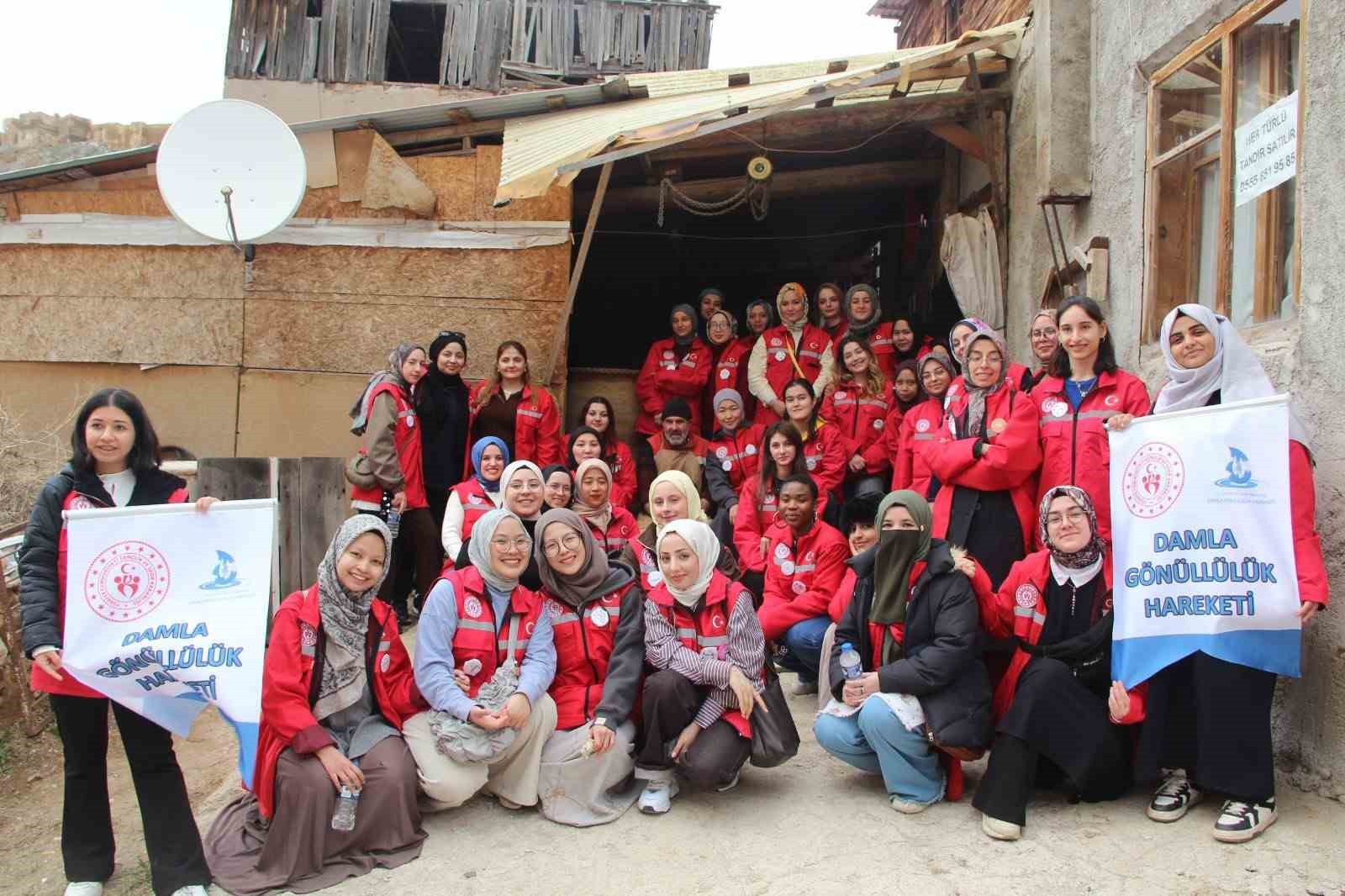 Bayburt’ta gönüllü gençler tarih ve doğayla buluştu
