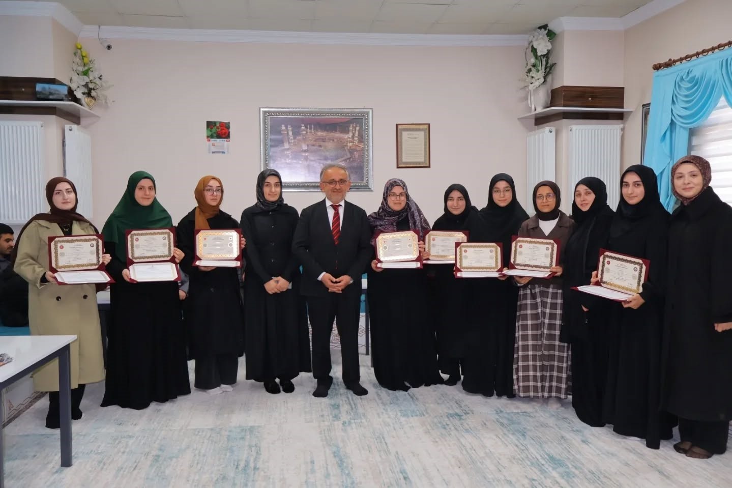 Bayburt’ta hafızlığını tamamlayan öğrencilere belgeleri verildi
