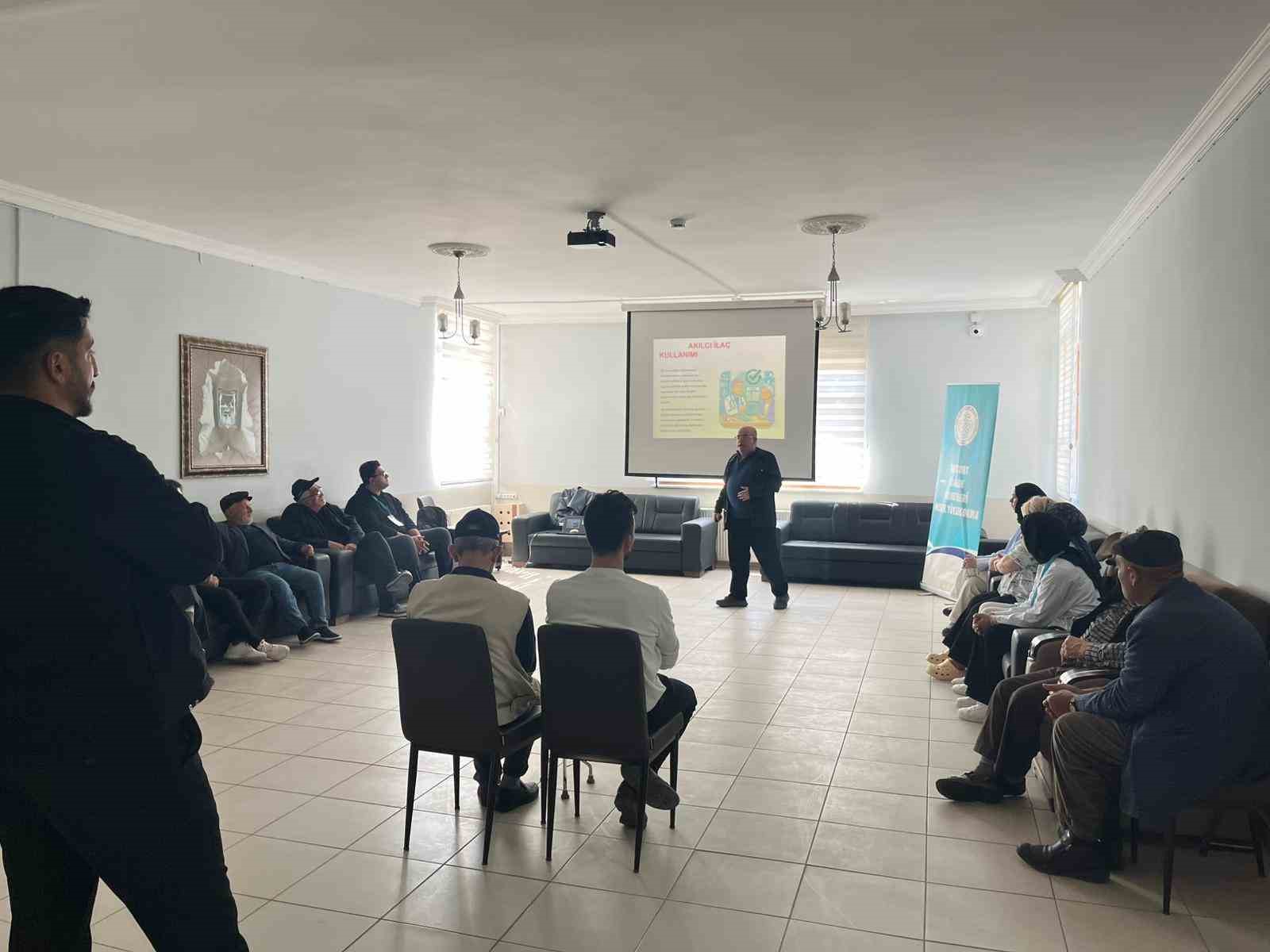 Bayburt’ta huzurevi sakinlerine akılcı ilaç kullanımı anlatıldı
