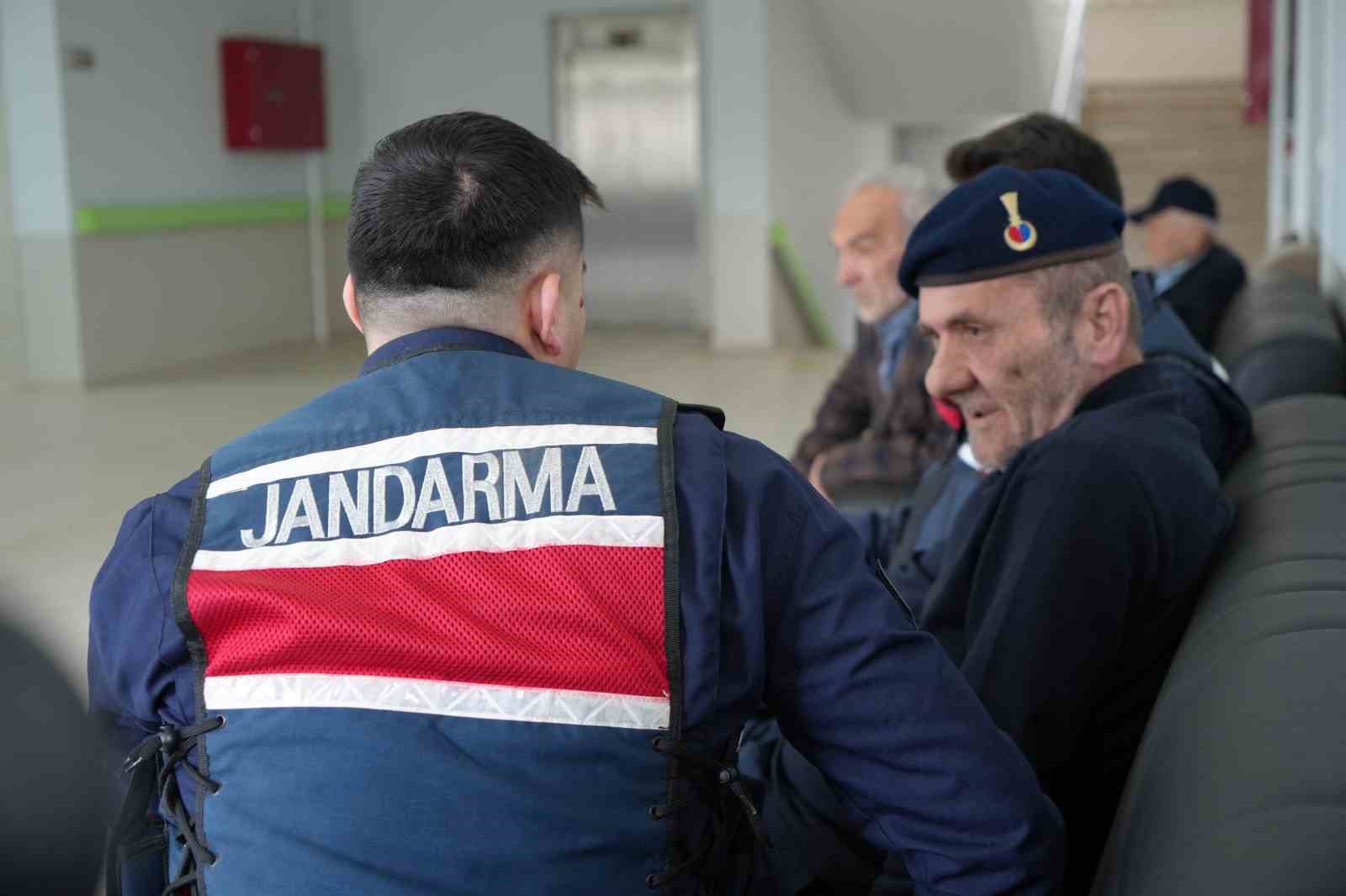 Bayburt’ta huzurevi sakinlerine jandarma sürprizi: Büyüklerin yüzü güldü
