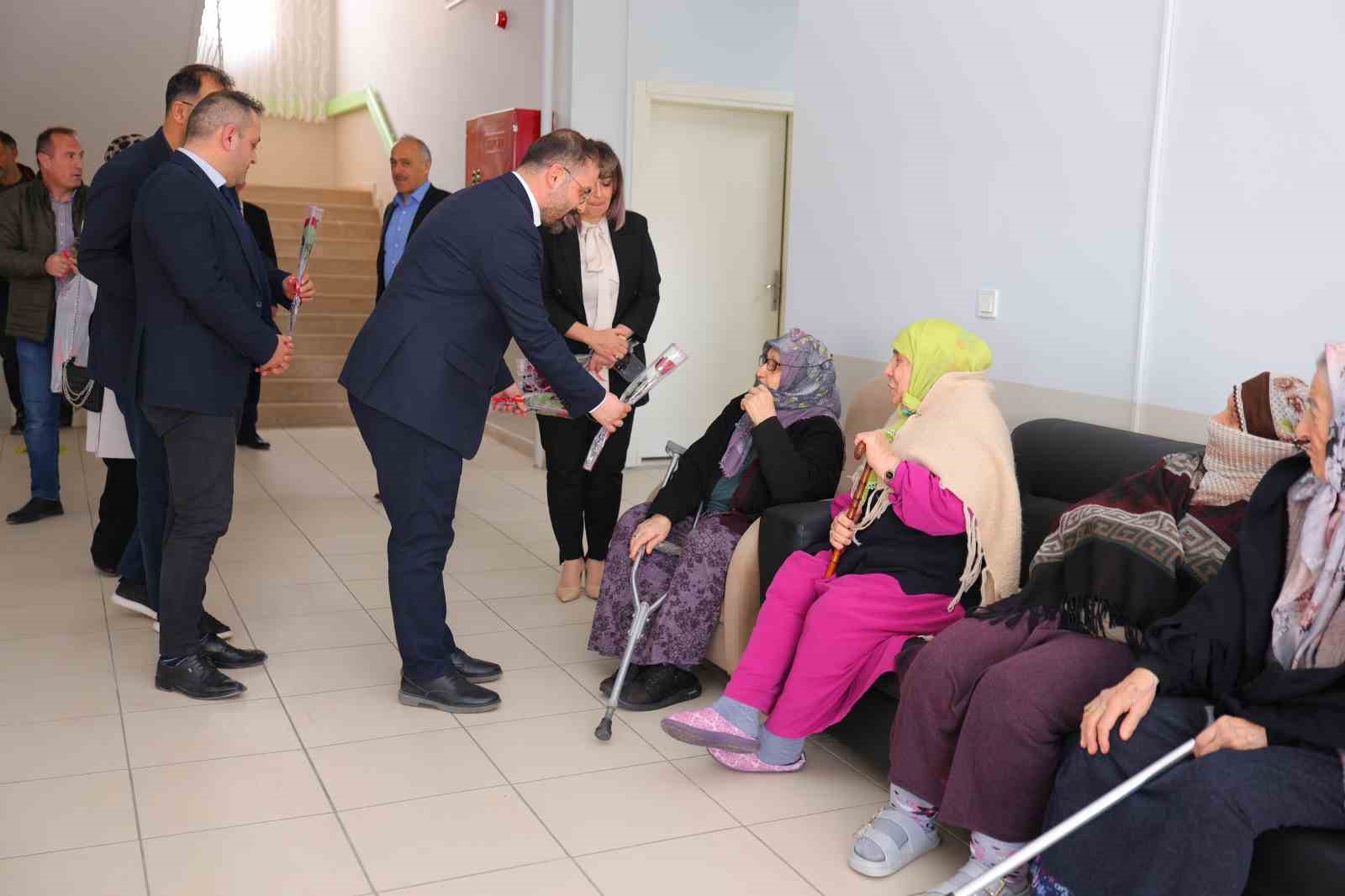 Bayburt’ta huzurevi sakinlerinin Yaşlılar Haftası kutlandı
