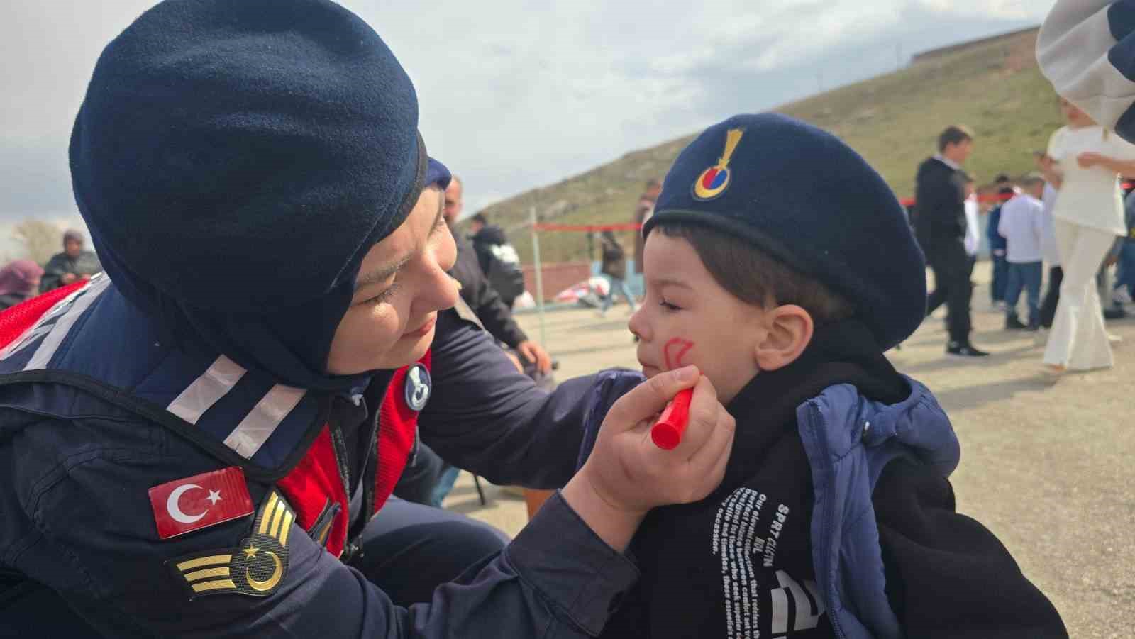 Bayburt’ta jandarması 23 Nisan’ı köy okulunda öğrencilerle kutladı
