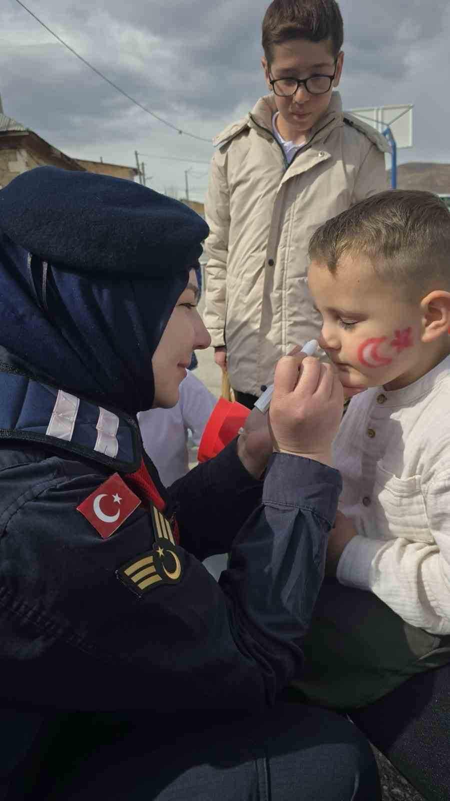 Bayburt’ta jandarması 23 Nisan’ı köy okulunda öğrencilerle kutladı
