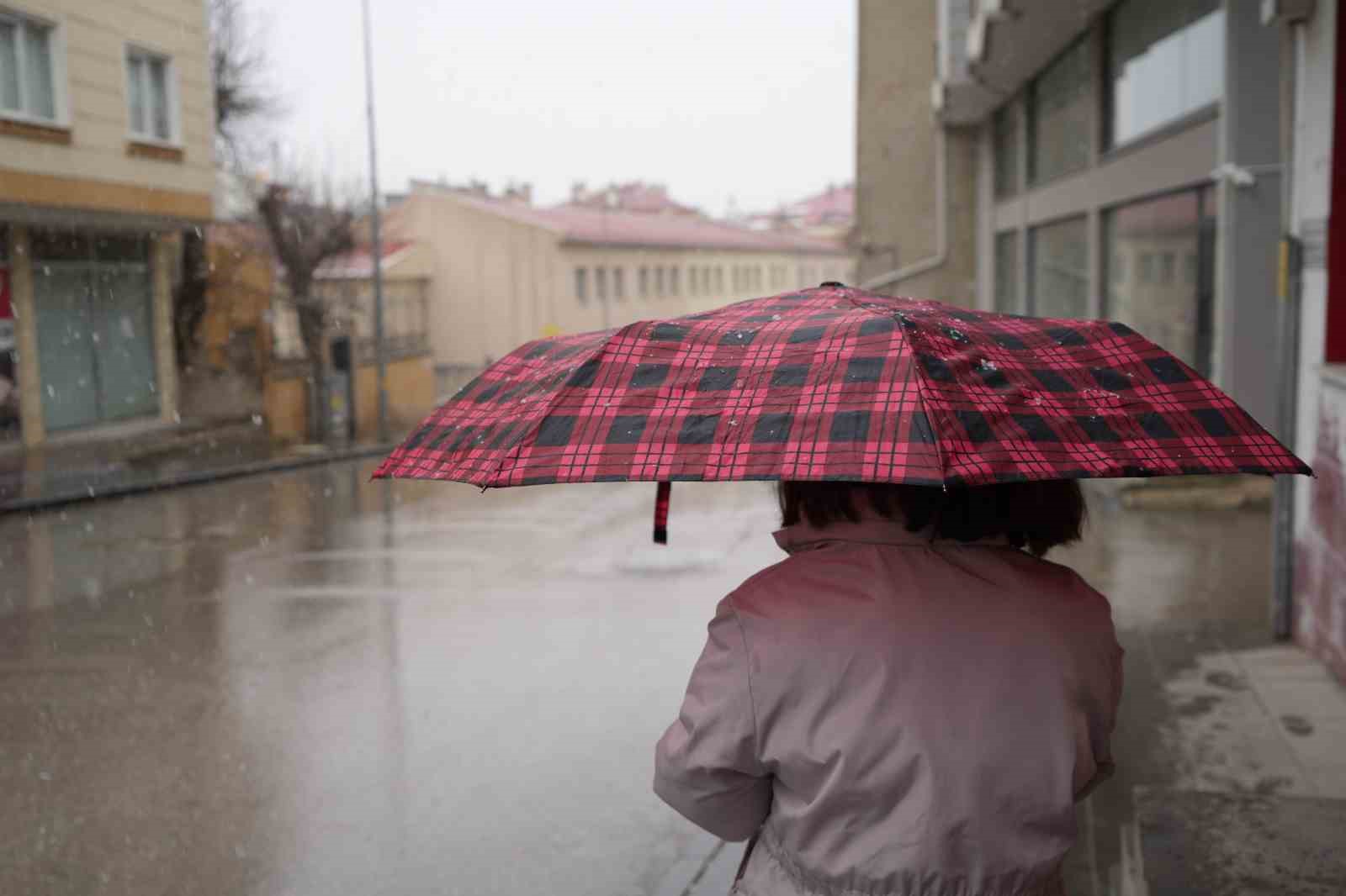 Bayburt’ta kar sürprizi: Kış yeniden yüzünü gösterdi
