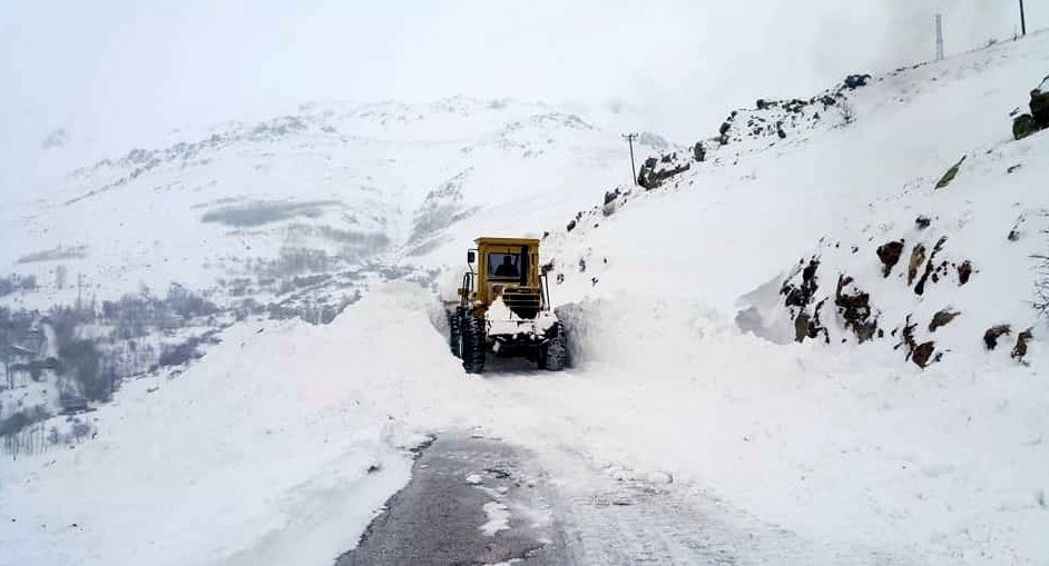 Bayburt’ta kar ve tipiden kapanan 70 köy yolunda çalışmalar sürüyor

