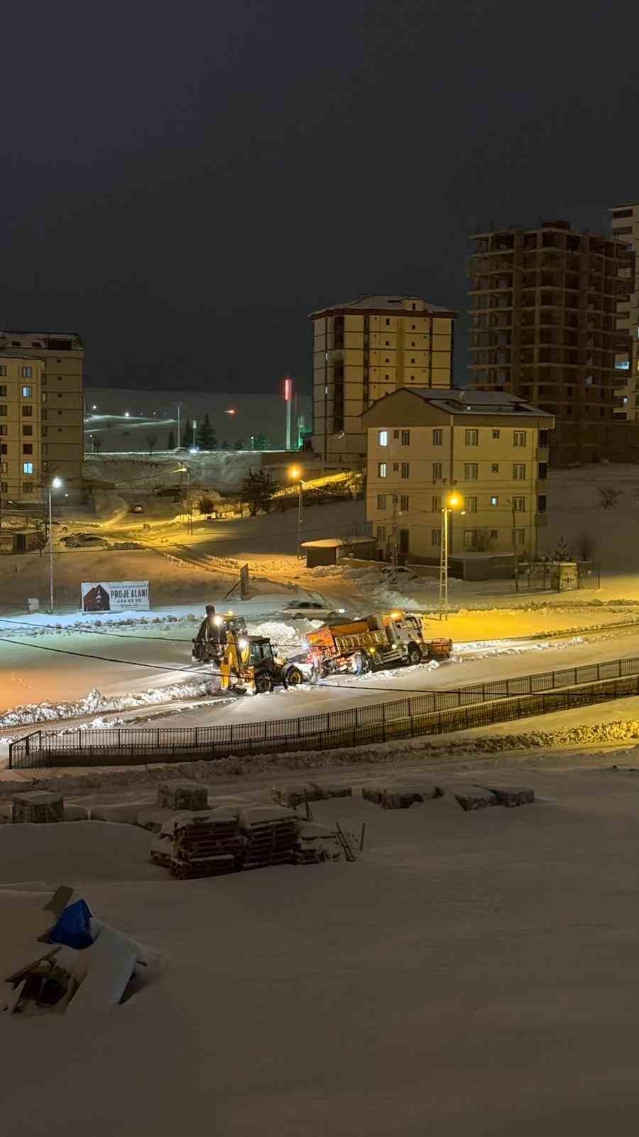 Bayburt’ta kara saplanan tuzlama aracı kepçe ve halat yardımıyla çekildi
