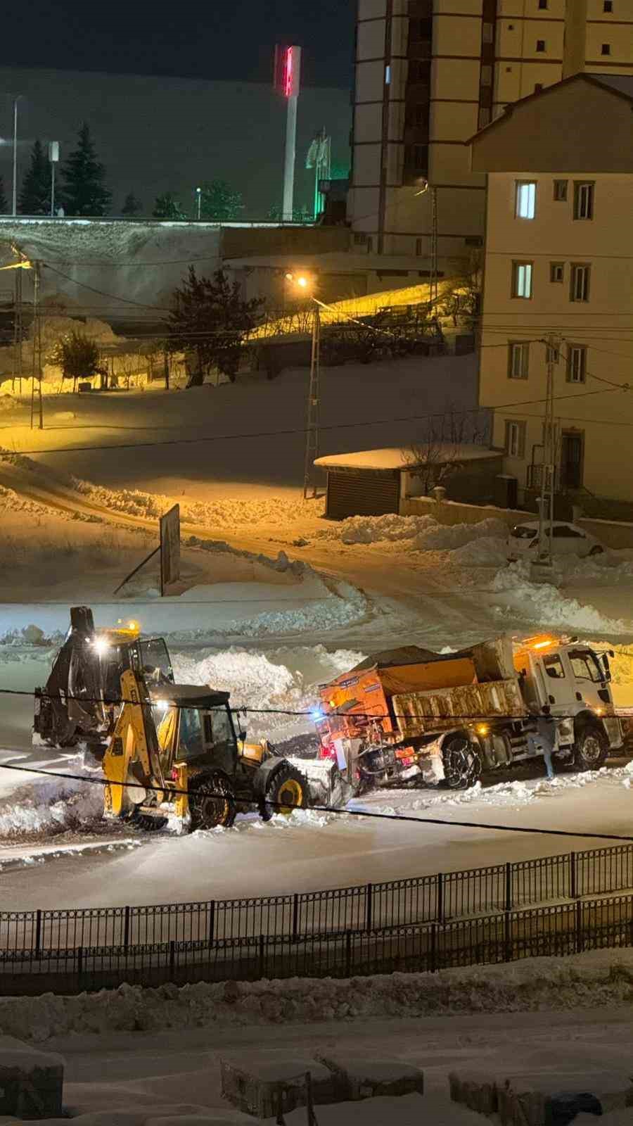 Bayburt’ta kara saplanan tuzlama aracı kepçe ve halat yardımıyla çekildi
