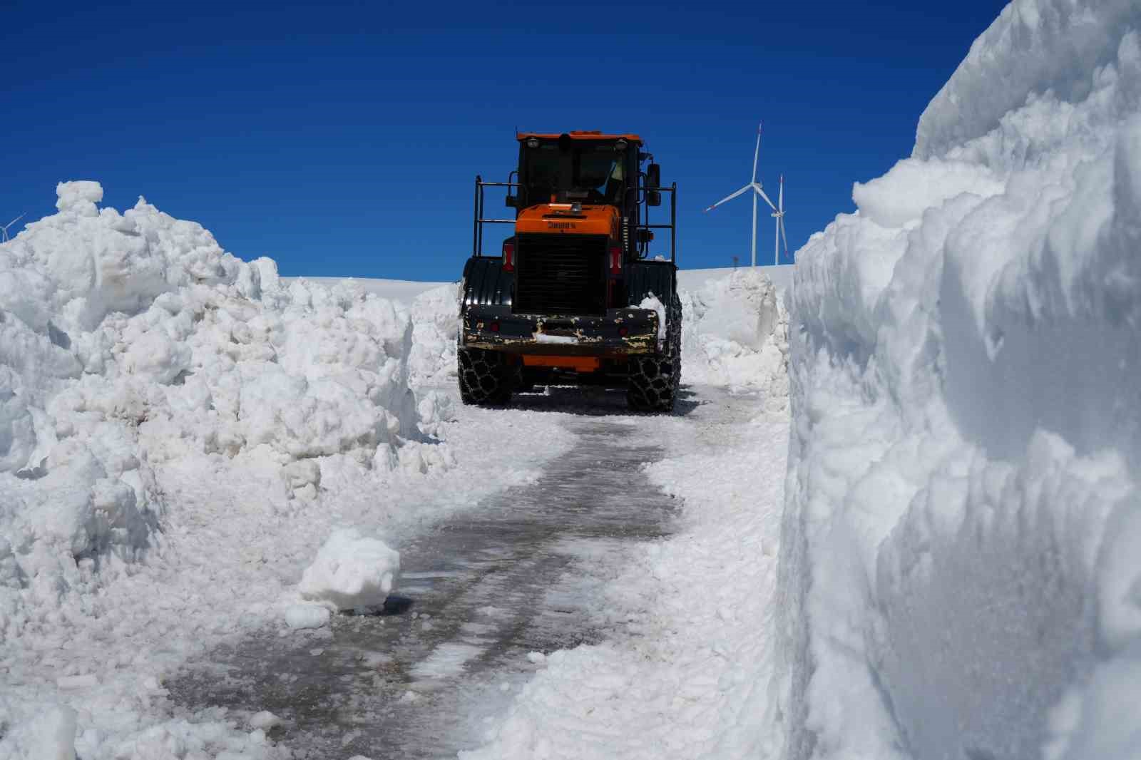 Bayburt’ta karla mücadele baharda da sürüyor: Soğanlı Geçidi’nde kıştan kalan karlar temizleniyor
