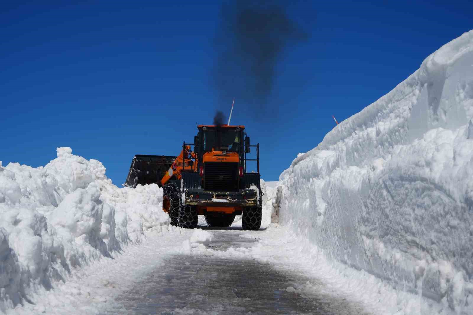 Bayburt’ta karla mücadele baharda da sürüyor: Soğanlı Geçidi’nde kıştan kalan karlar temizleniyor
