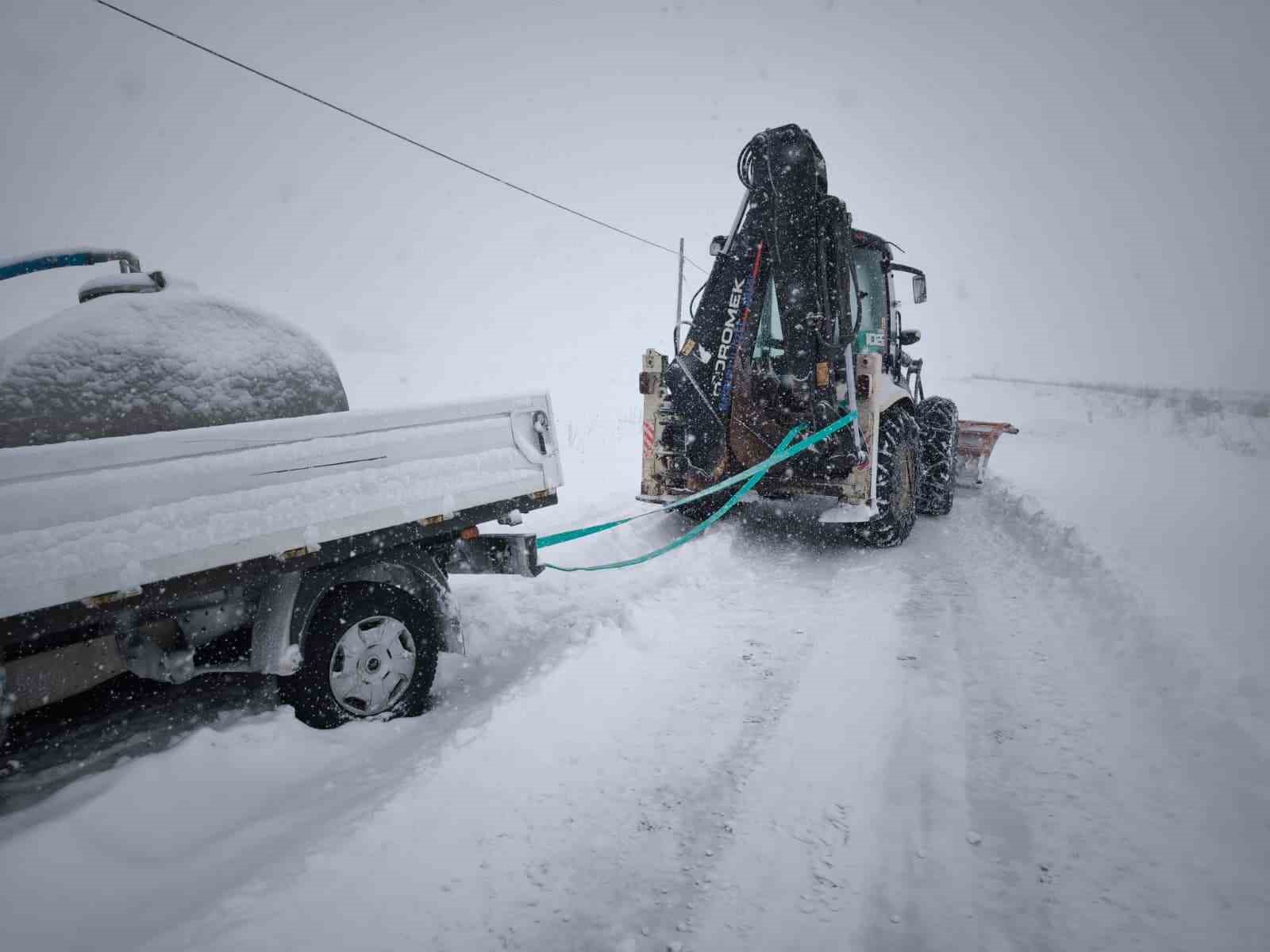 Bayburt’ta karla mücadele çalışmaları aralıksız sürüyor
