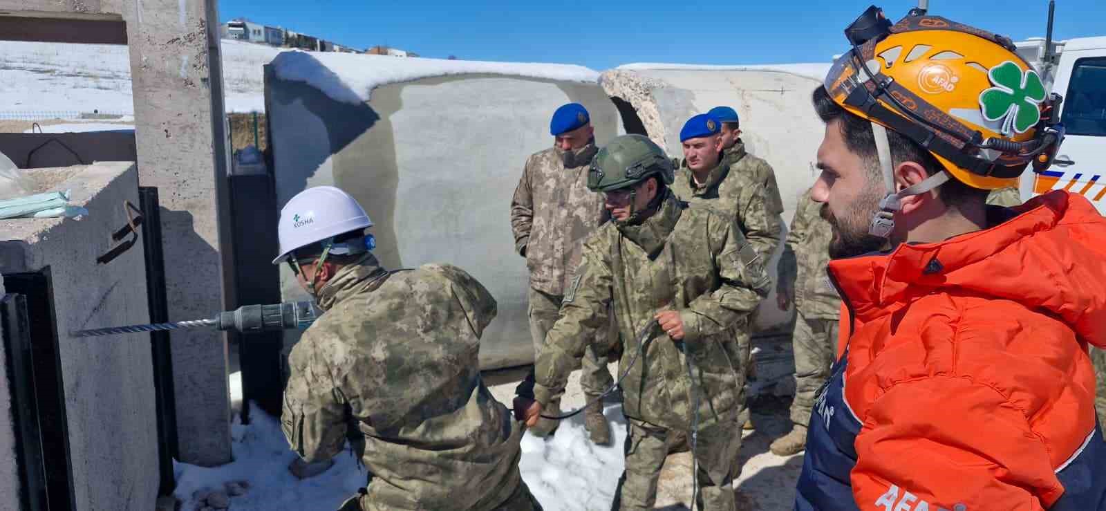 Bayburt’ta komandolara arama kurtarma eğitimi verildi
