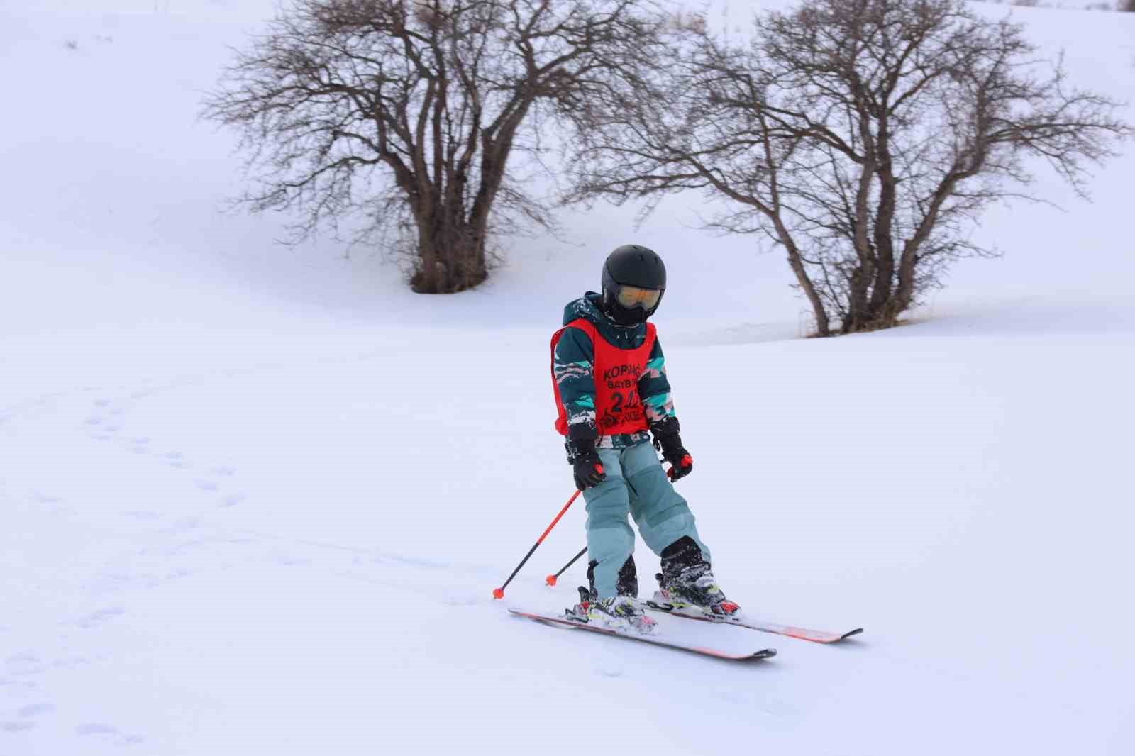 Bayburt’ta kurtuluş kutlamaları kayak kupası ile taçlandı
Bayburt’ta kurtuluş kutlamaları kayak kupası ile taçlandı