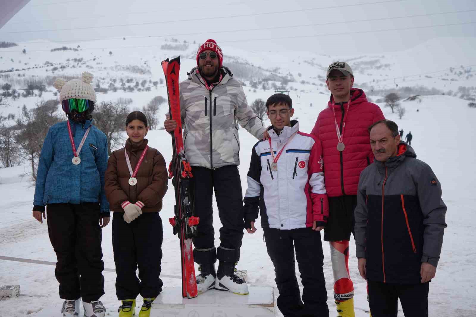 Bayburt’ta kurtuluş kutlamaları kayak kupası ile taçlandı
Bayburt’ta kurtuluş kutlamaları kayak kupası ile taçlandı