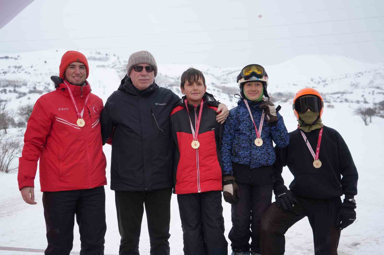 Bayburt’ta kurtuluş kutlamaları kayak kupası ile taçlandı
Bayburt’ta kurtuluş kutlamaları kayak kupası ile taçlandı