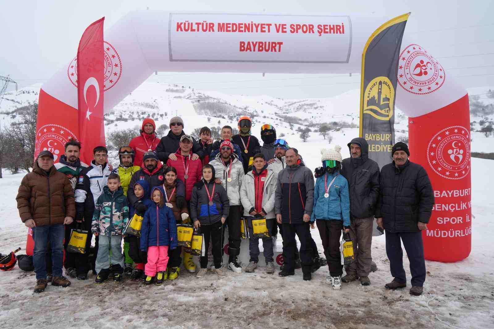 Bayburt’ta kurtuluş kutlamaları kayak kupası ile taçlandı
Bayburt’ta kurtuluş kutlamaları kayak kupası ile taçlandı