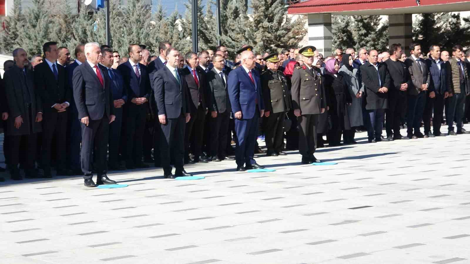 Bayburt’ta kurtuluş programı çelenk sunma töreniyle başladı
