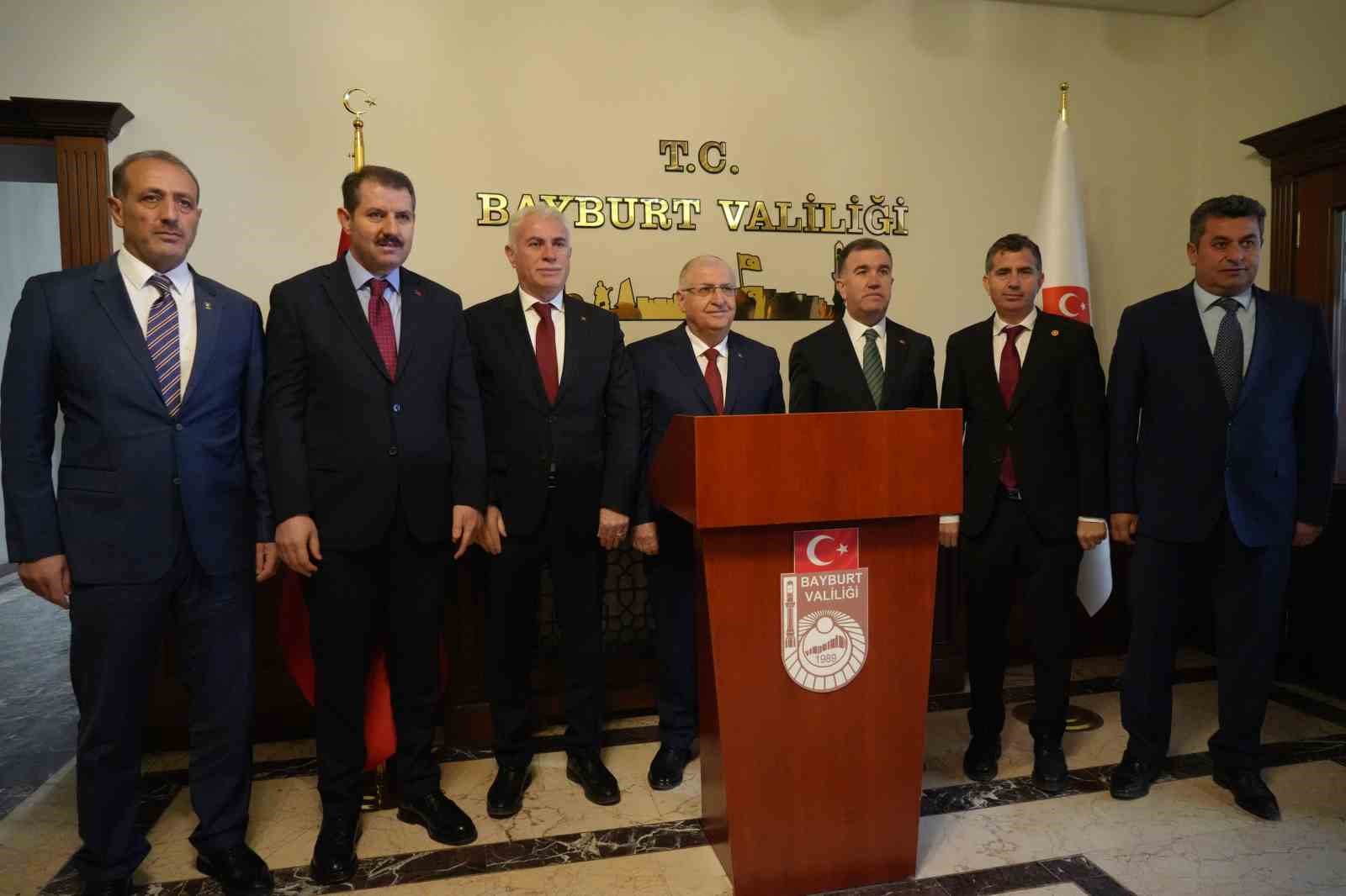 Bayburt’ta kurtuluş programı çelenk sunma töreniyle başladı
