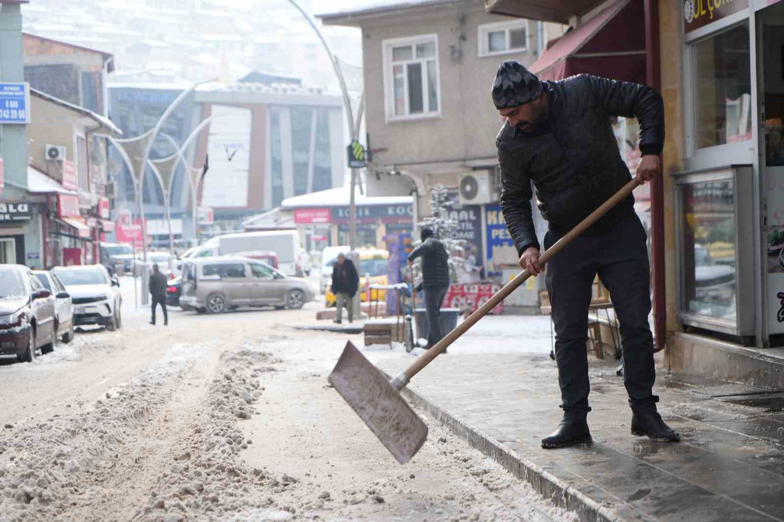 Bayburt’ta lapa lapa kar yağışı etkili oluyor
