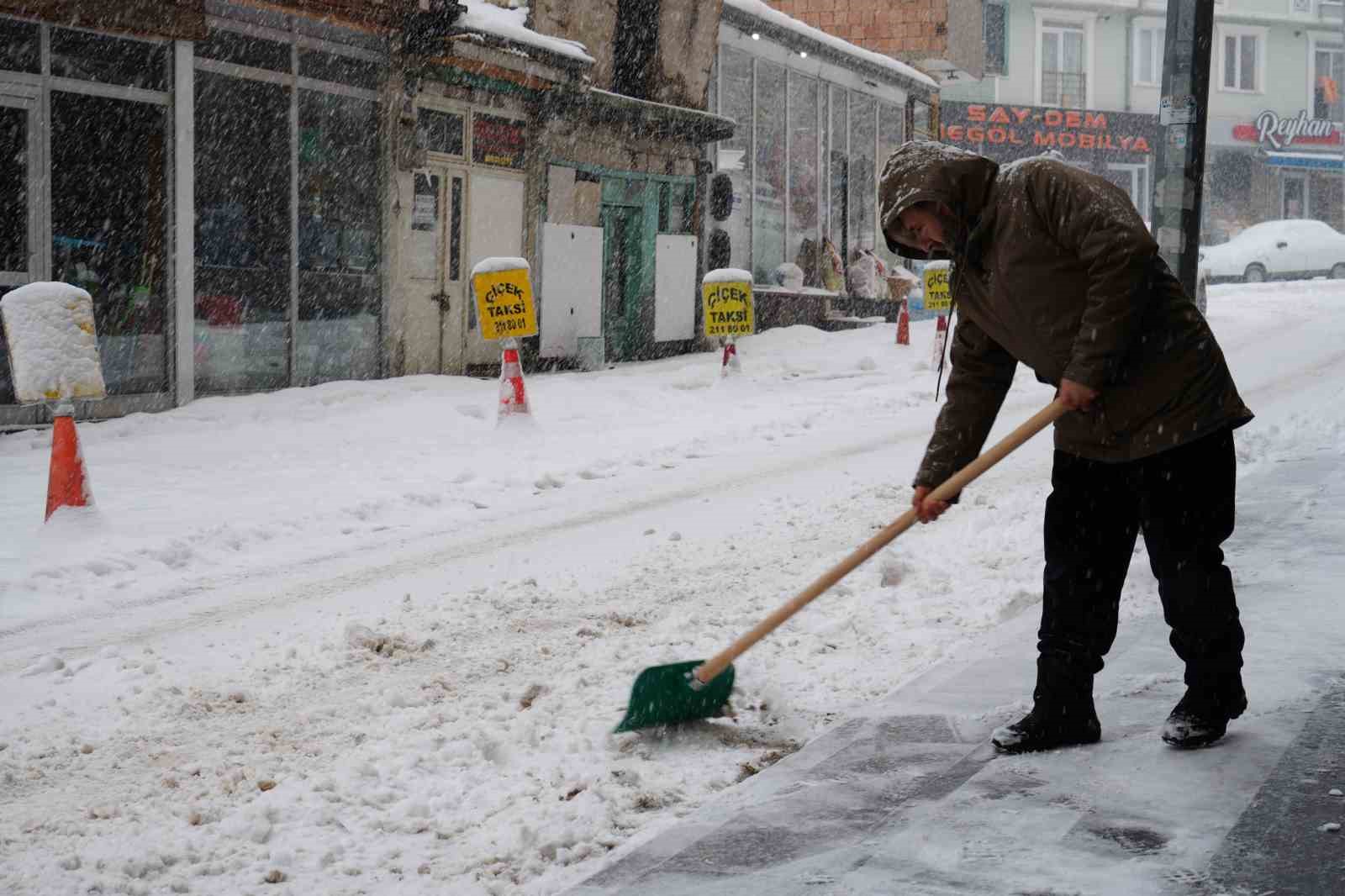 Bayburt’ta lapa lapa kar yağışı etkili oluyor
