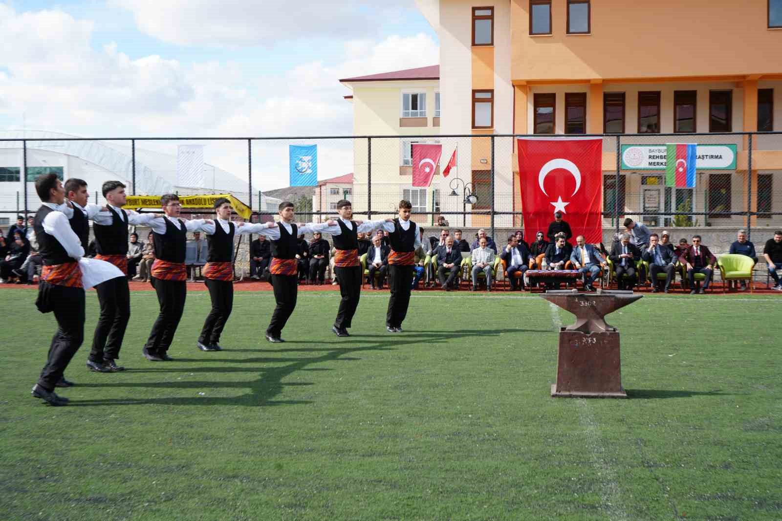 Bayburt’ta Nevruz coşkusu: Bayram ateşi yakıldı, örste demir dövüldü
