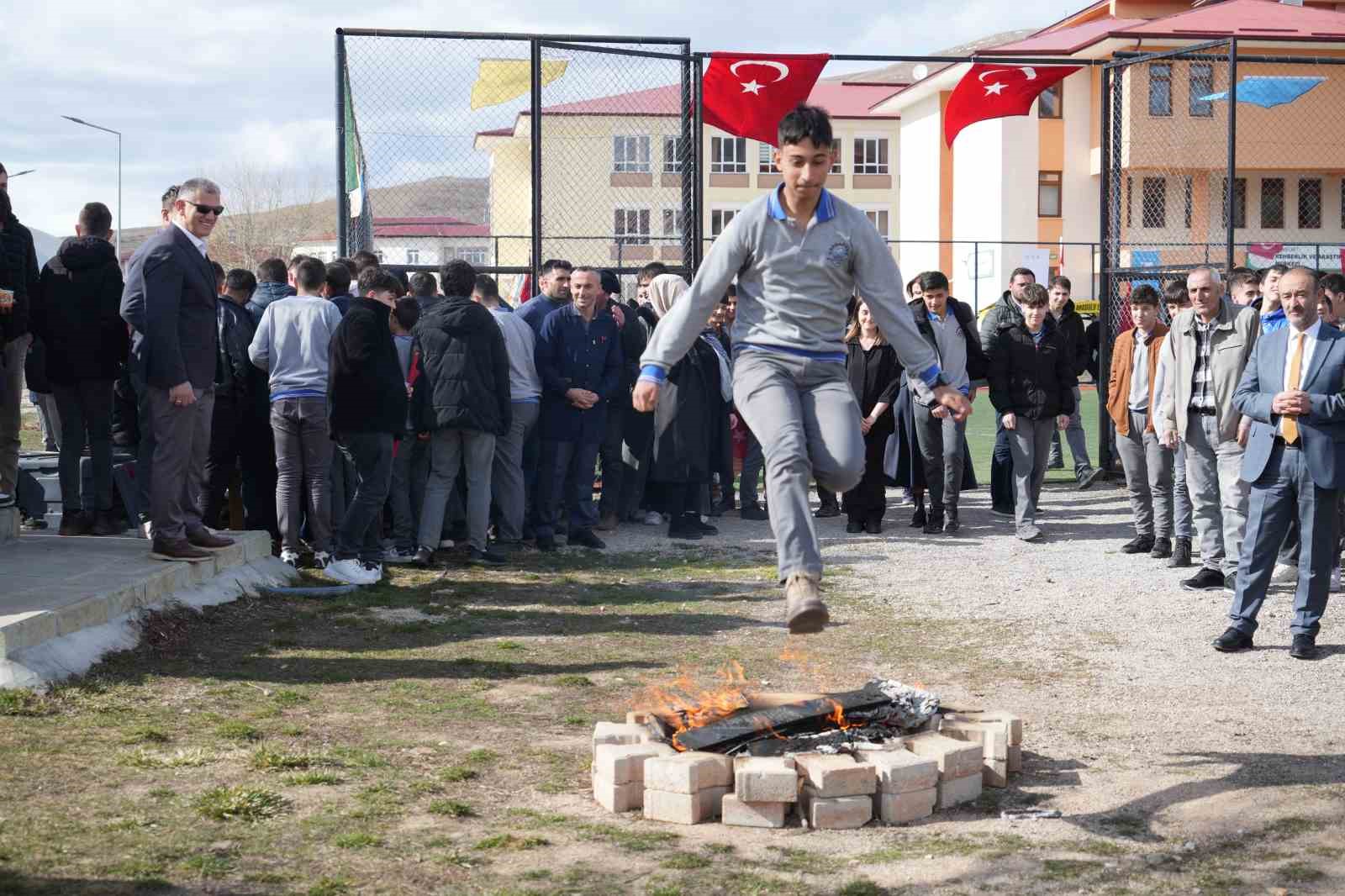 Bayburt’ta Nevruz coşkusu: Bayram ateşi yakıldı, örste demir dövüldü
