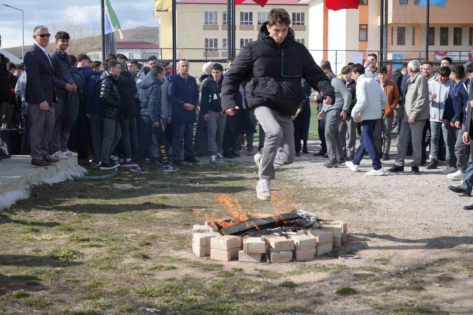 Bayburt’ta Nevruz coşkusu: Bayram ateşi yakıldı, örste demir dövüldü
