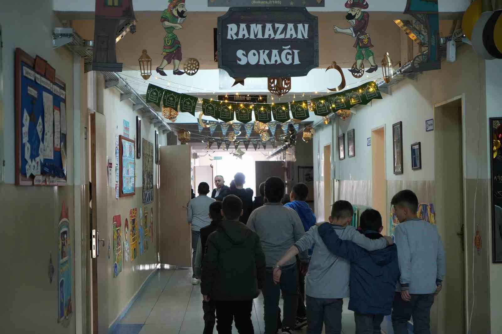 Bayburt’ta öğrenciler Ramazan ruhunu okula taşıdı: Koridorda ’Ramazan Sokağı’ oluşturuldu
