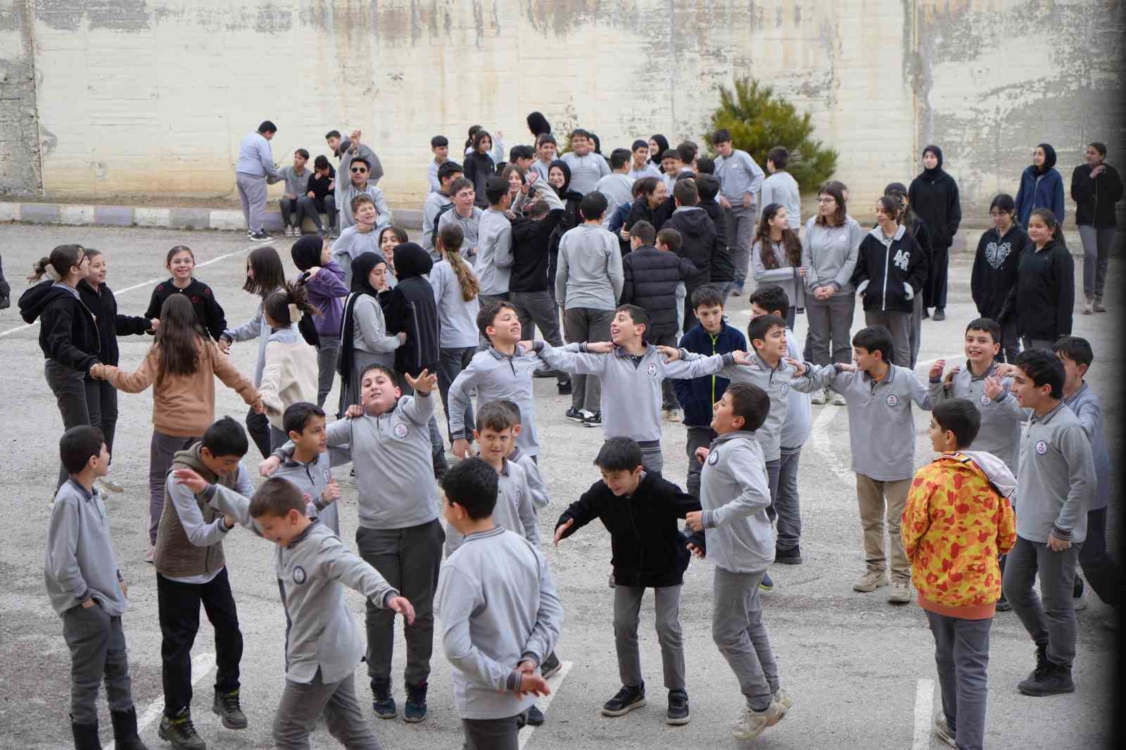 Bayburt’ta öğrenciler Ramazan ruhunu okula taşıdı: Koridorda ’Ramazan Sokağı’ oluşturuldu
