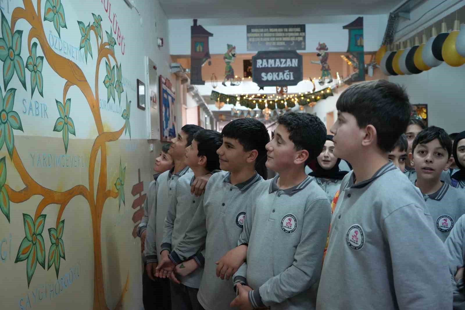 Bayburt’ta öğrenciler Ramazan ruhunu okula taşıdı: Koridorda ’Ramazan Sokağı’ oluşturuldu
