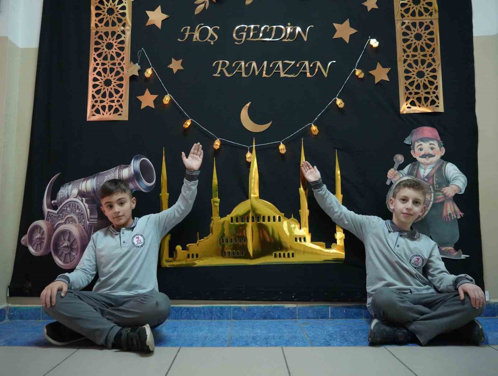 Bayburt’ta öğrenciler Ramazan ruhunu okula taşıdı: Koridorda ’Ramazan Sokağı’ oluşturuldu

